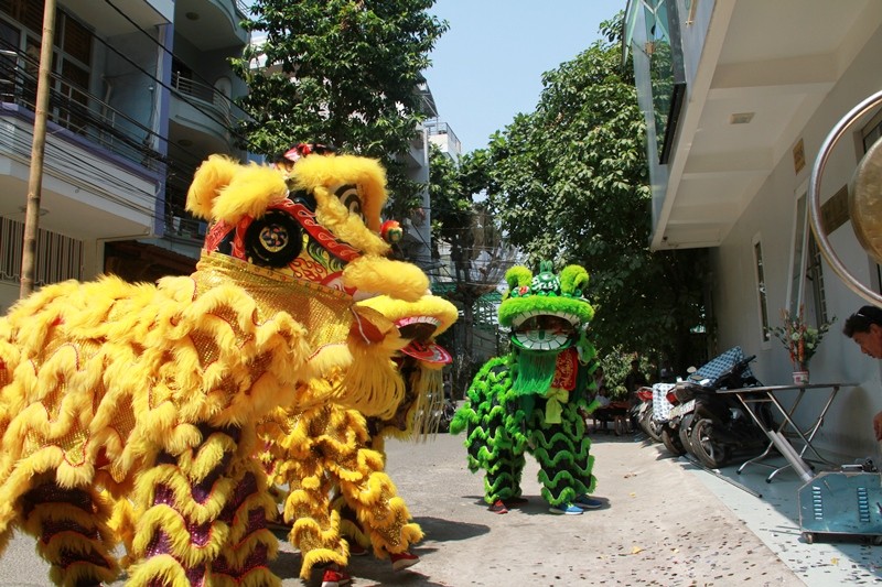 Người Sài Gòn múa lân, rồng cầu tài lộc đầu năm mới - ảnh 1